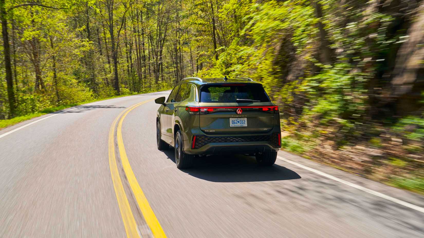 Foto traseira de um Tiguan SEL R-Line Turbo 2026 dirigindo pela estrada