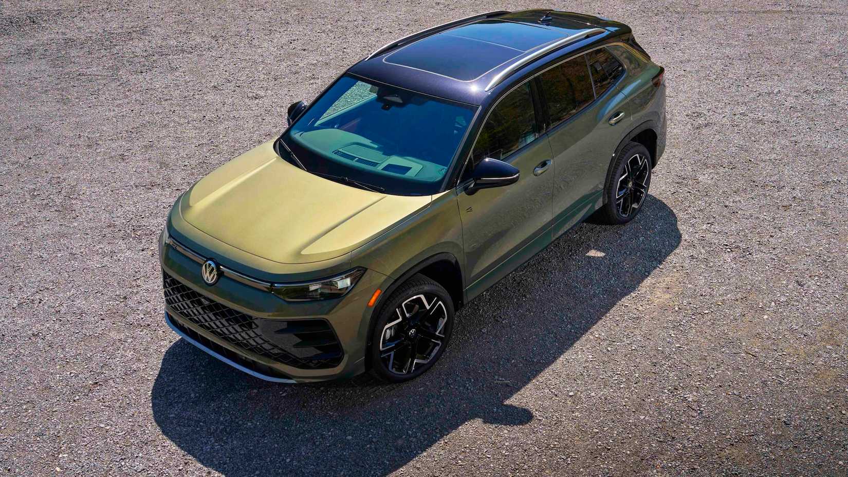 Ariel foto de um Tiguan SEL R-Line Turbo 2026 estacionado em um estacionamento