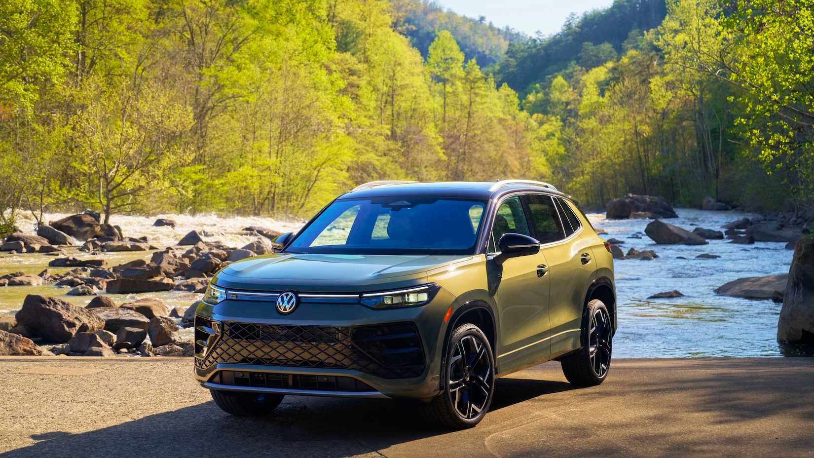 Foto frontal de um Tiguan SEL R-Line Turbo 2026 estacionado perto do lago