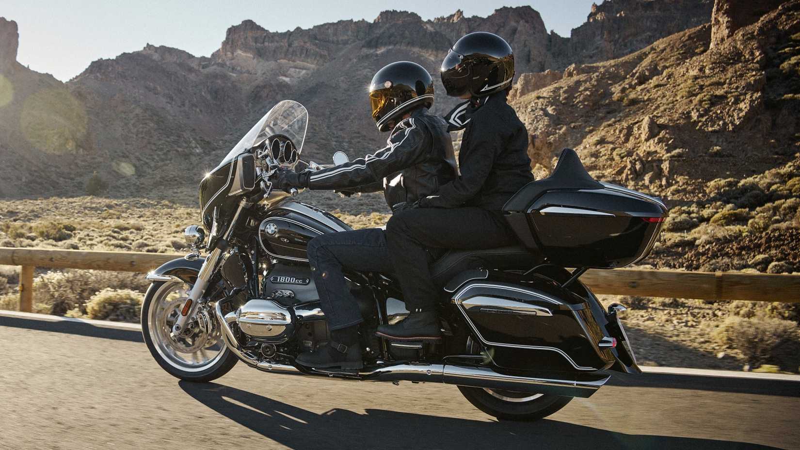 BMW R18 B Transcontinental acelerando com visão traseira do terceiro quarto do passageiro