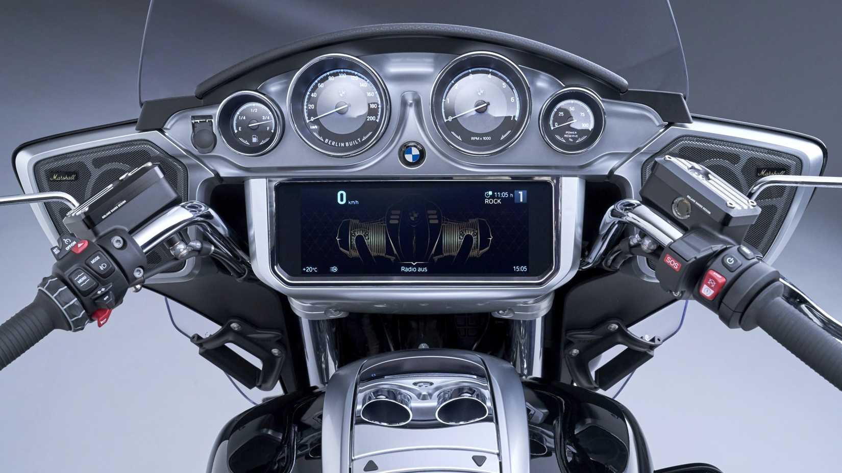 Cockpit transcontinental da BMW R 18 com um grande TFT
