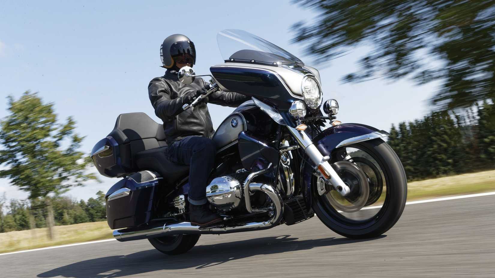 BMW R 18 Transcontinental classic aparece na frente do terceiro trimestre acelerando