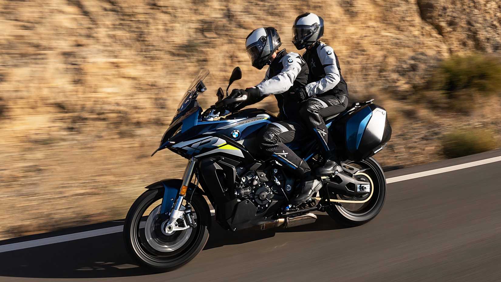 2025 BMW S 1000 XR acelerando com o piloto e o passageiro