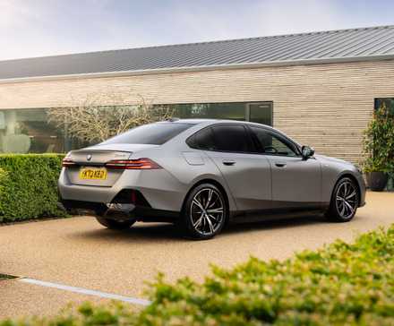 Exterior híbrido plug-in BMW 550e 2025 estacionado na garagem