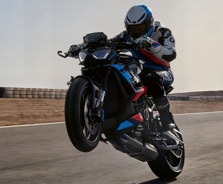 2025 BMW M 1000 R fazendo um cavalinho