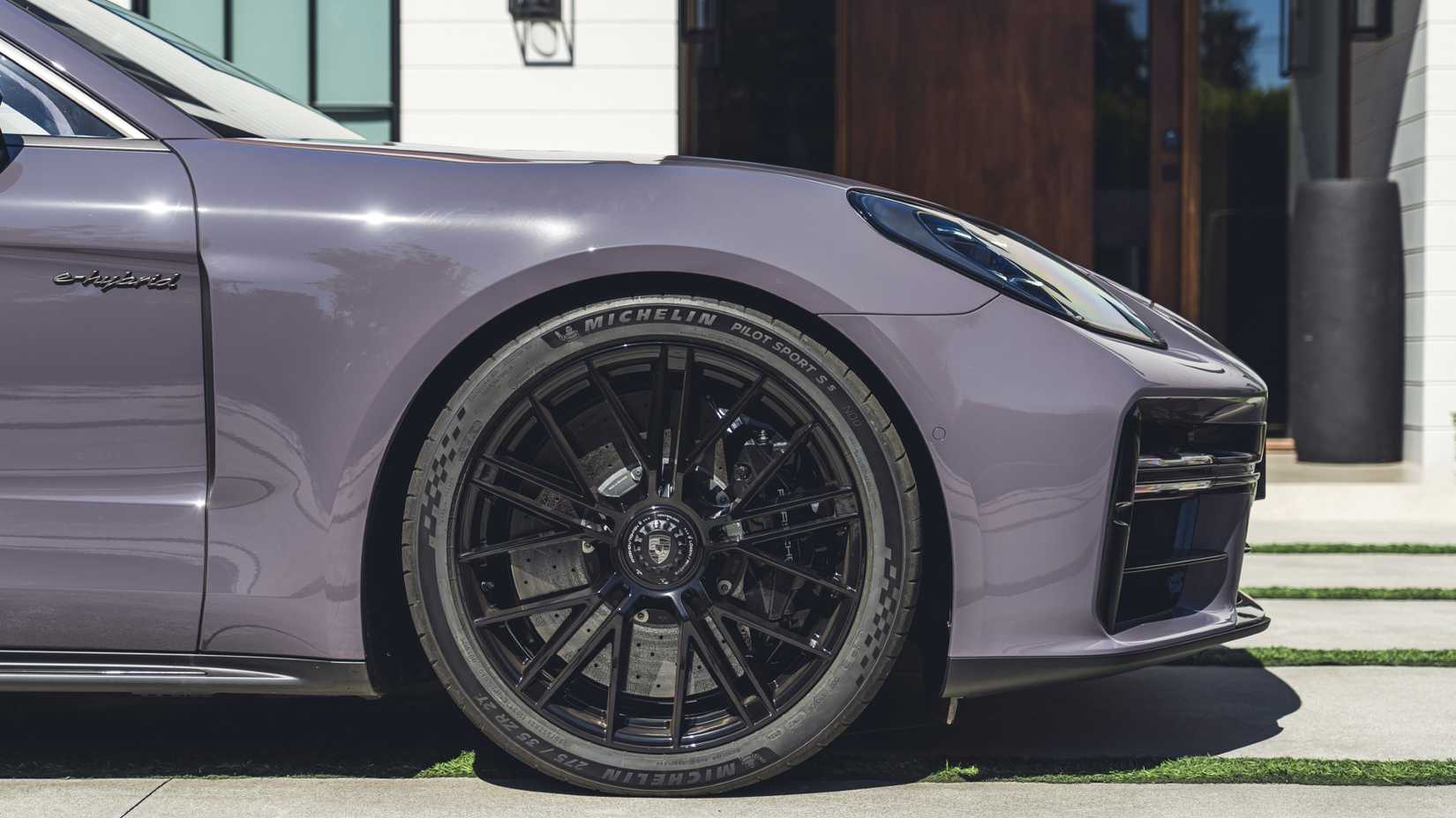 Closeup da roda externa E-Hybrid do Porsche Panamera Turbo S 2025