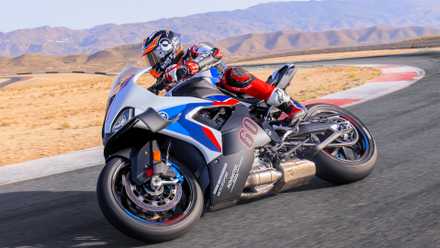 Piloto na pista em uma BMW M 1000 RR 2025