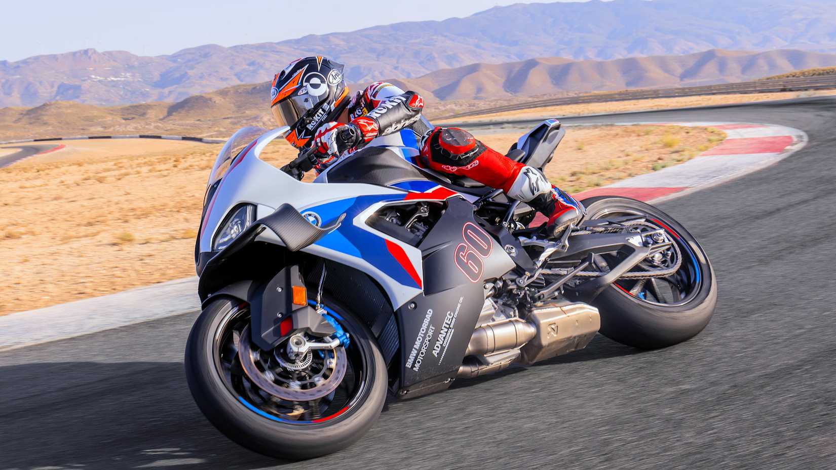Piloto na pista em uma BMW M 1000 RR 2025