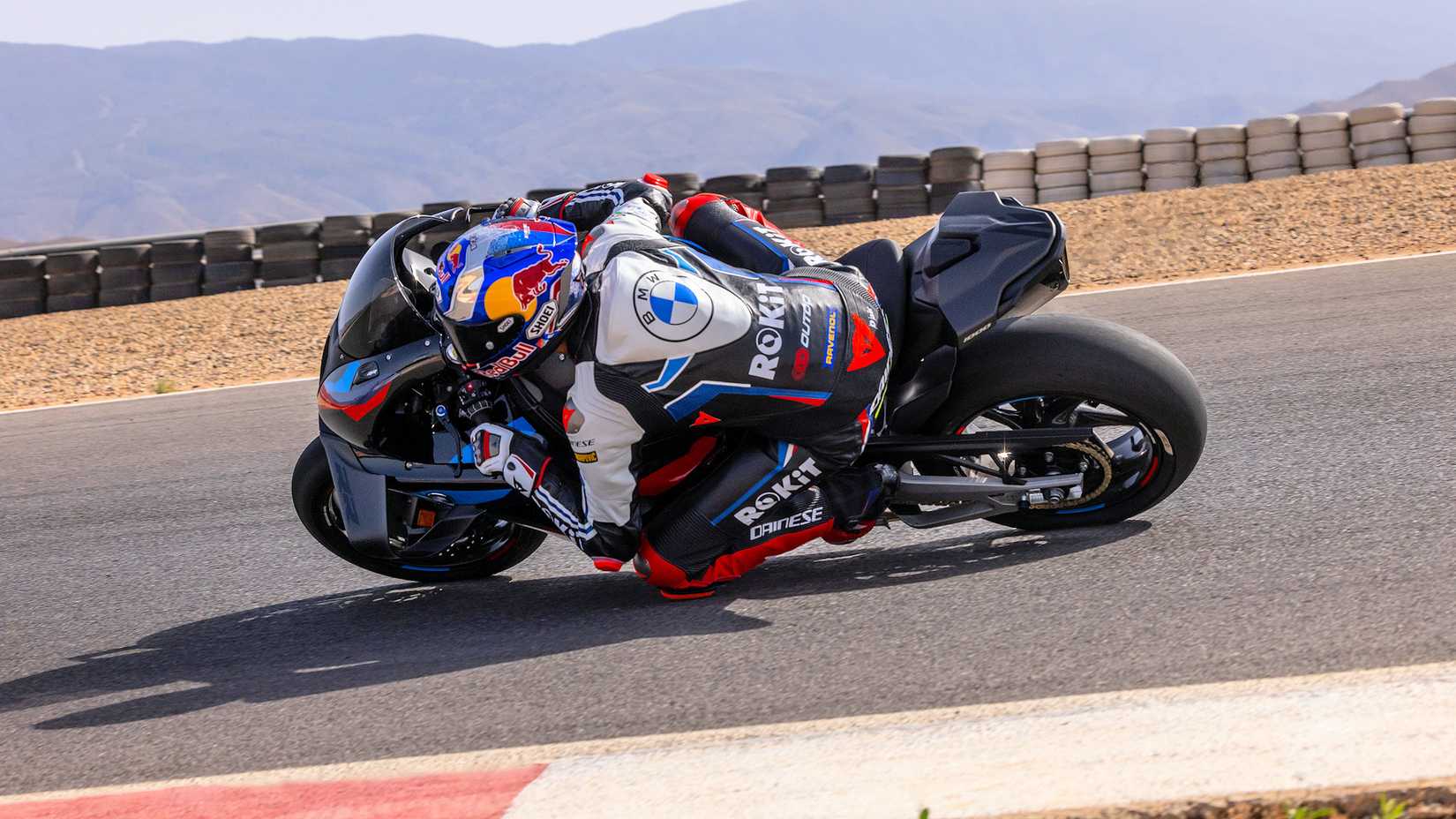Piloto na pista em uma BMW M 1000 RR 2025