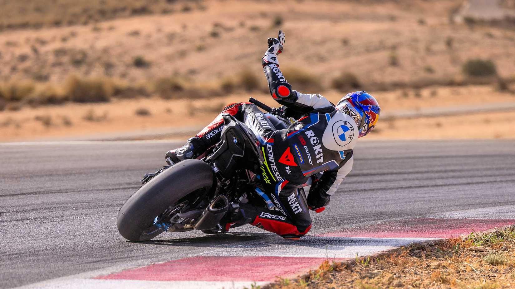 Piloto na pista em uma BMW M 1000 RR 2025