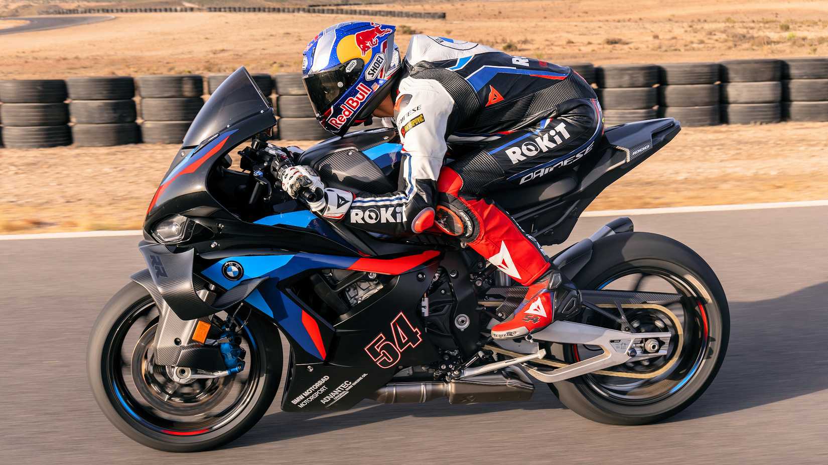 Piloto na pista em uma BMW M 1000 RR 2025