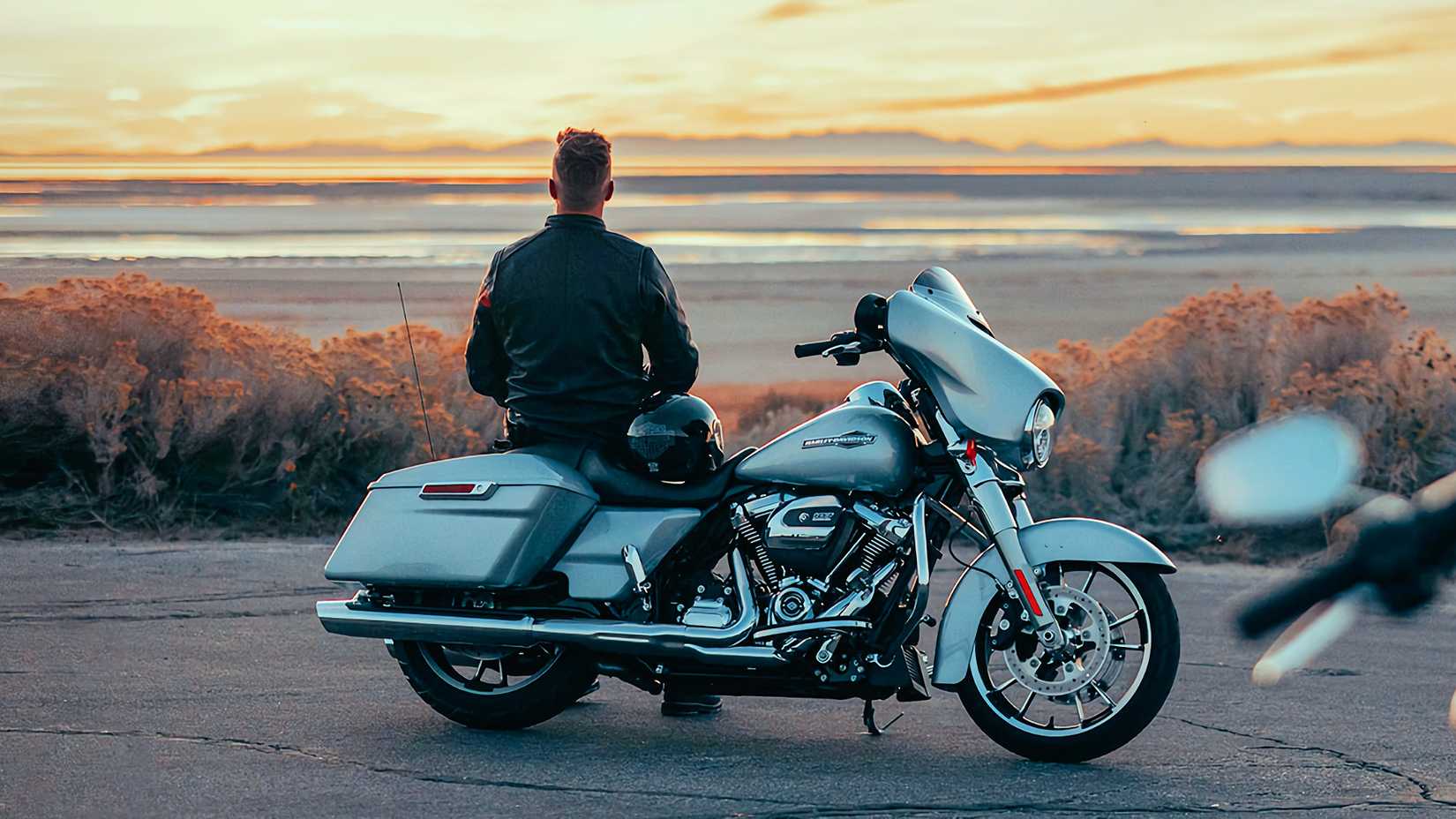 Piloto ao lado de uma Harley-Davidson Street Glide 2023