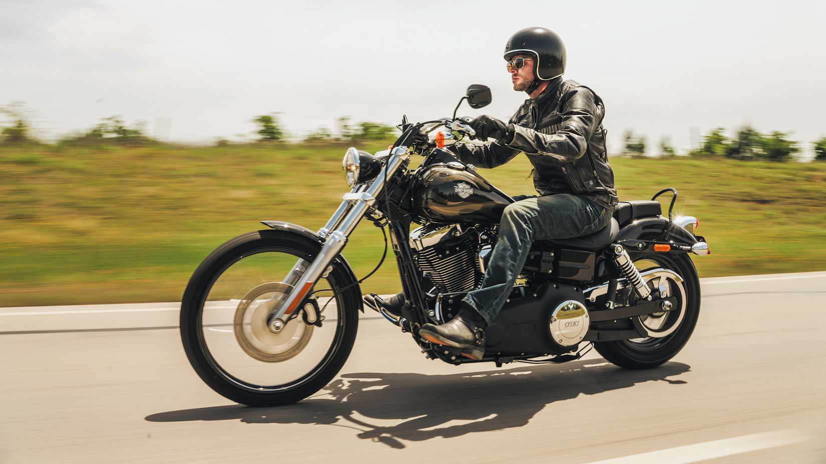 Piloto em uma Harley-Davidson Dyna Wide Glide 2017