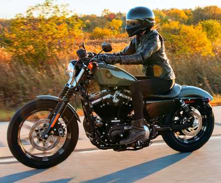 Piloto em uma Harley-Davidson Iron 883 2021