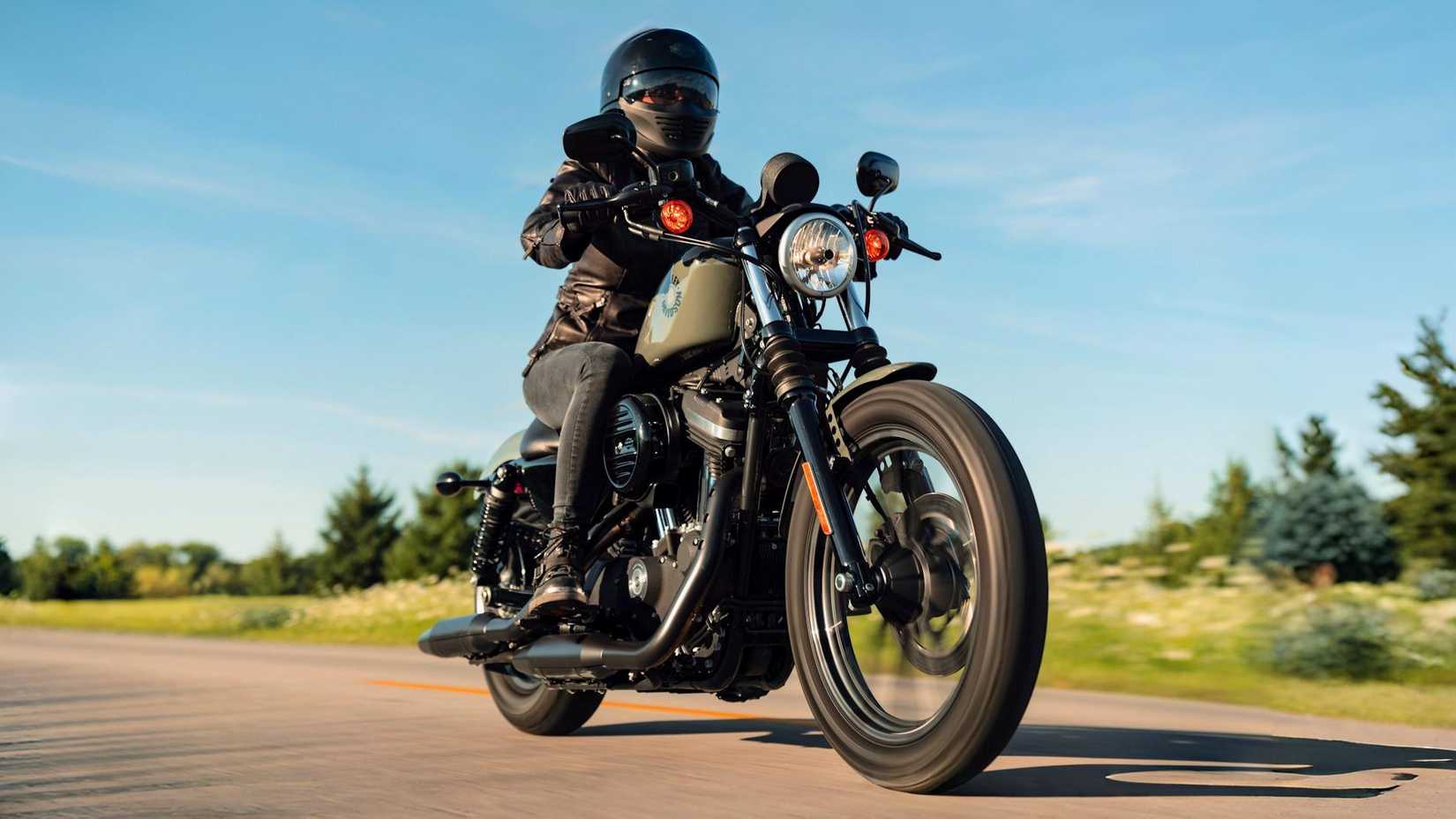 Piloto em uma Harley-Davidson Iron 883 verde 2021