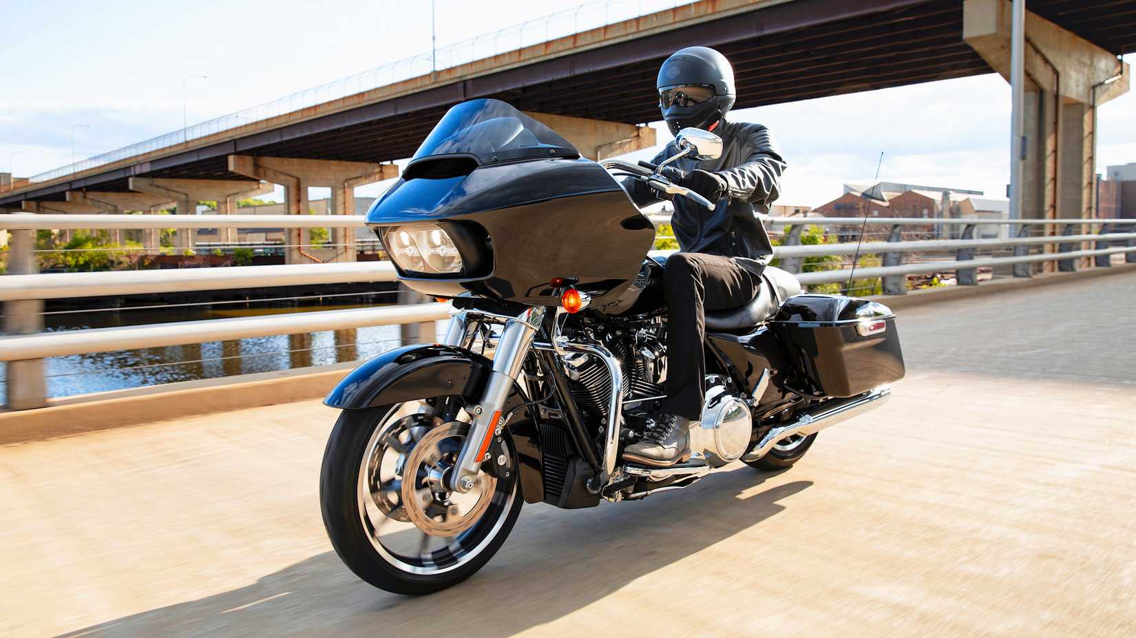 Piloto em uma Harley-Davidson Road Glide 2021
