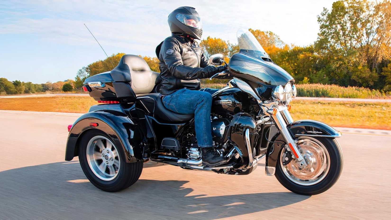 Piloto em uma Harley-Davidson TriGlide Ultra 2021