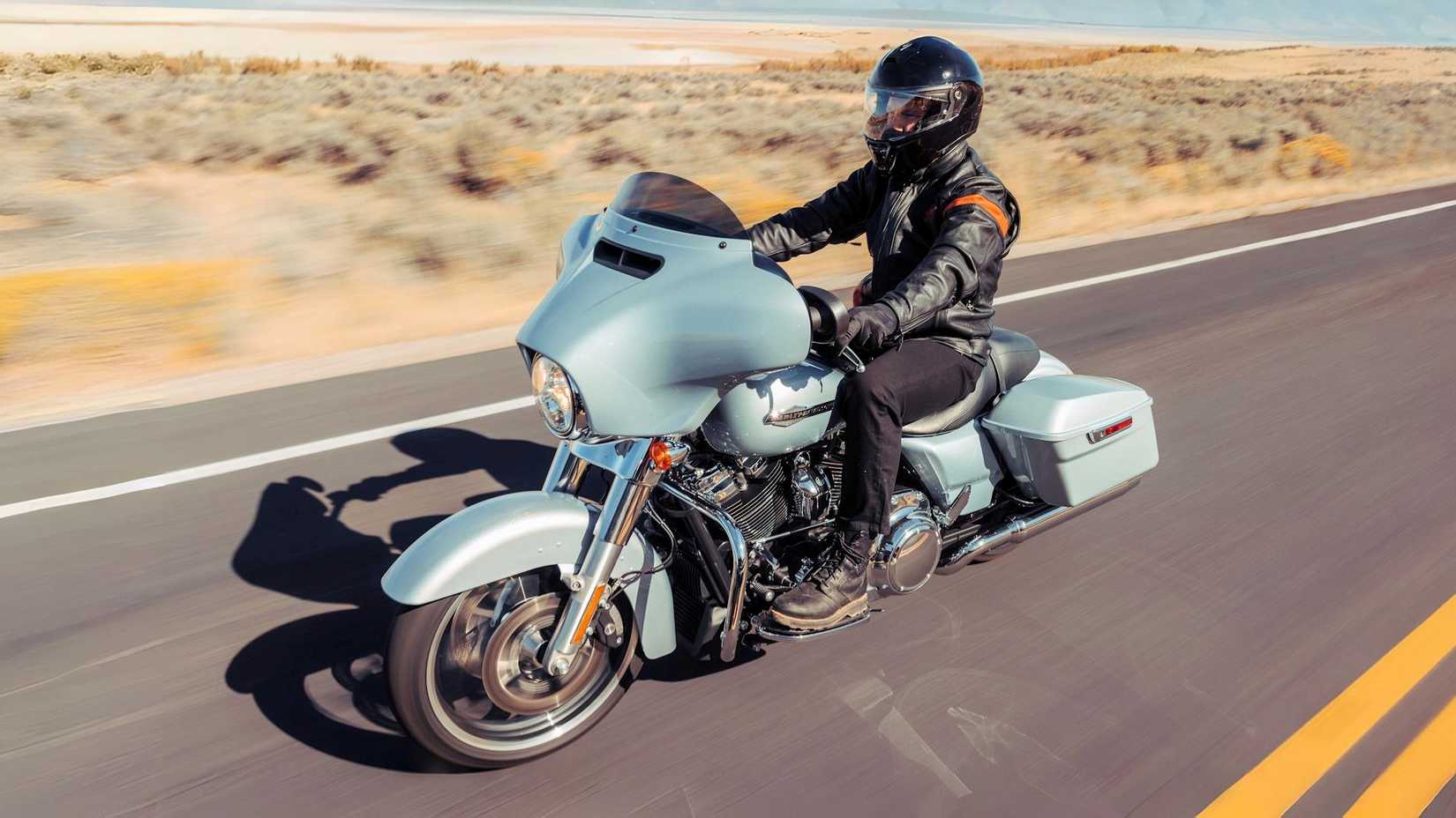 Piloto em uma Harley-Davidson Street Glide 2023
