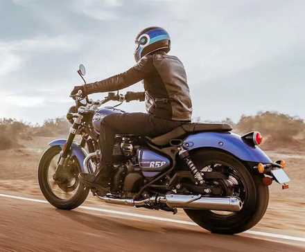 Piloto em uma Royal Enfield Super Meteor 650 2024