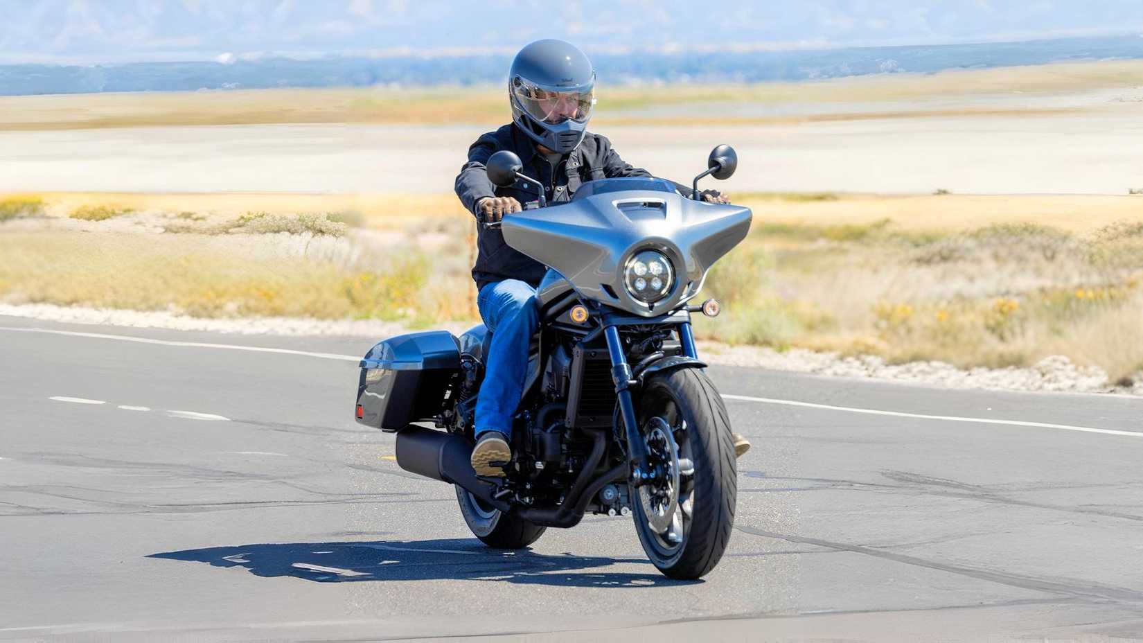 Piloto em uma Honda Rebel 1100T 2025