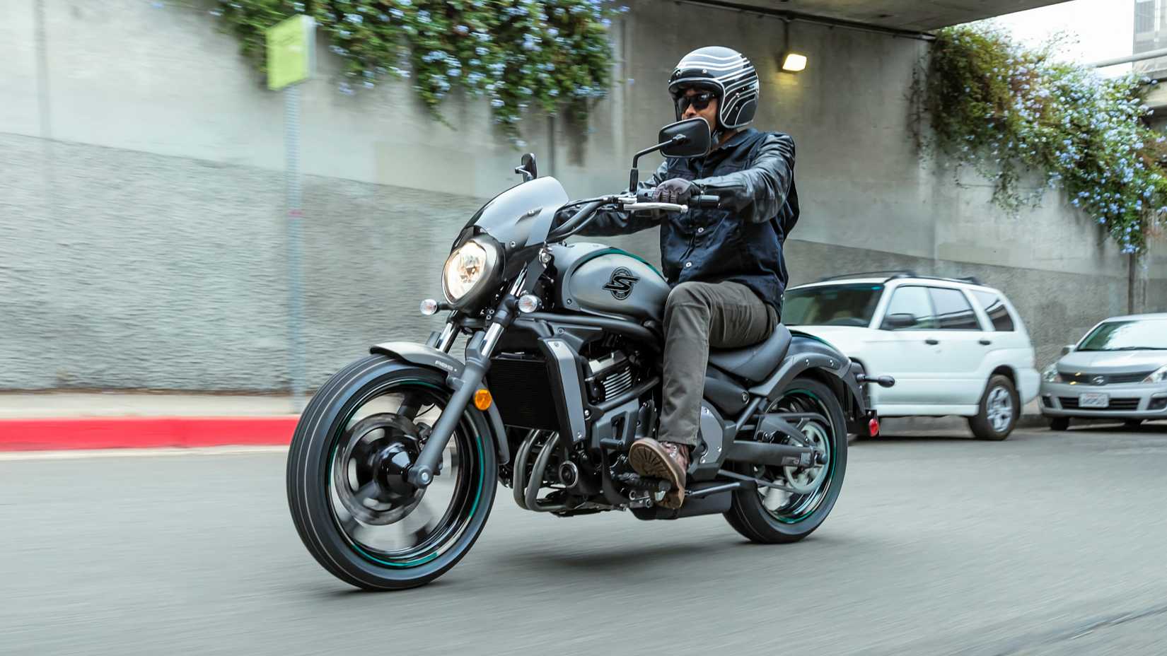 Piloto em uma Kawasaki Vulcan S 2025 dirigindo na estrada da cidade