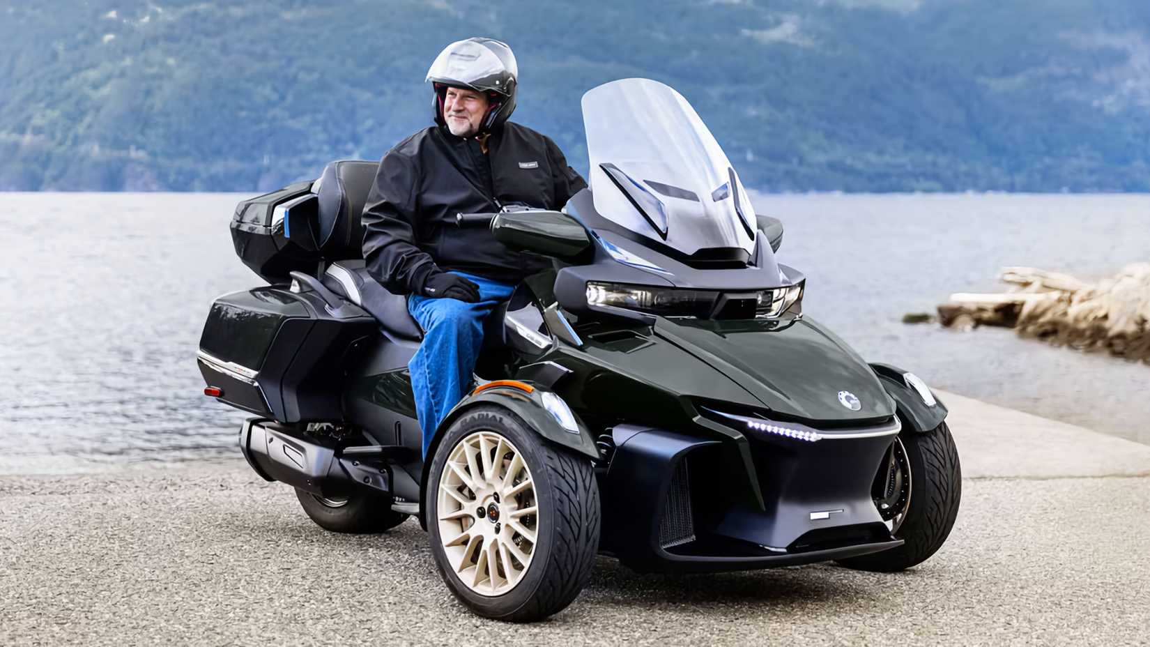 Piloto sentado em um Can-Am Spyder RT Limited 2025