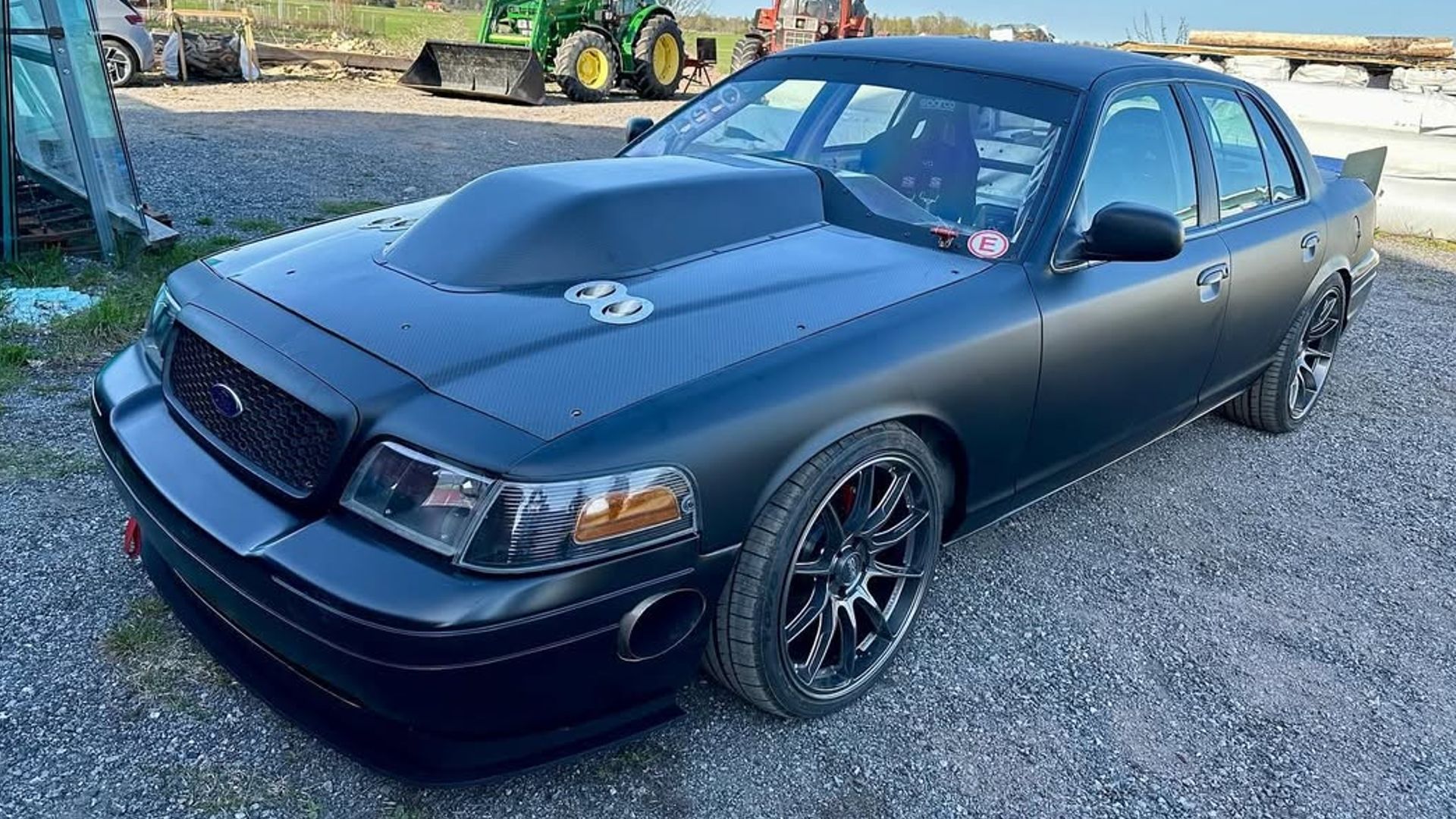 Interceptador de polícia preto 2004 Ford Crown Victoria