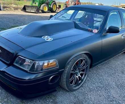 Interceptador de polícia preto 2004 Ford Crown Victoria