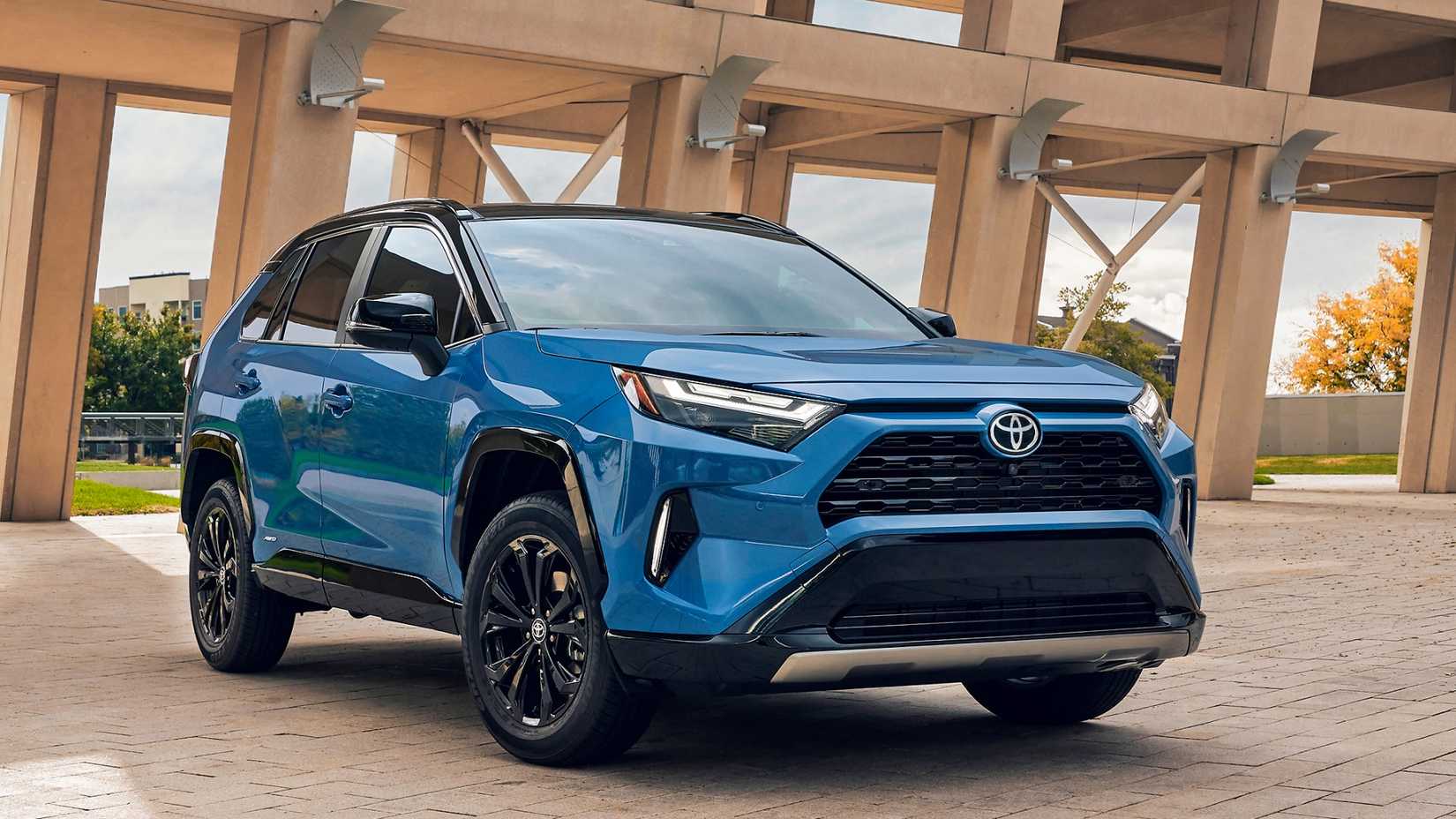 2025 RAV4 Hybrid frontal 3/4 tiro estacionado em um prédio
