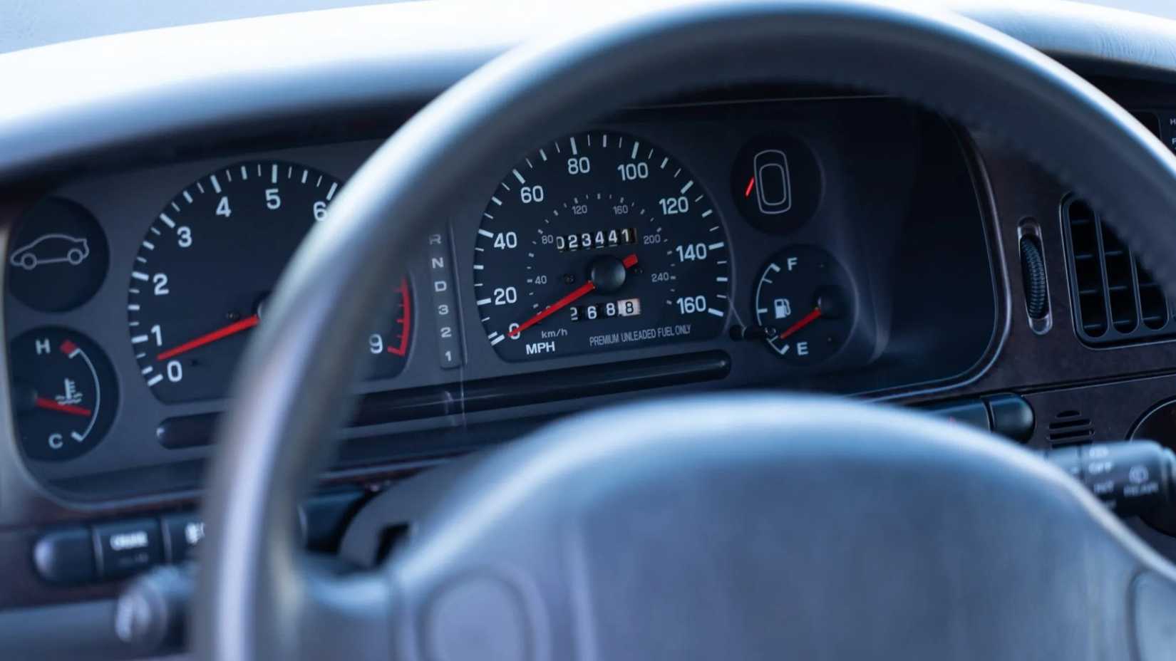 Foto do interior do conjunto de instrumentos de um Subaru SVX 1992