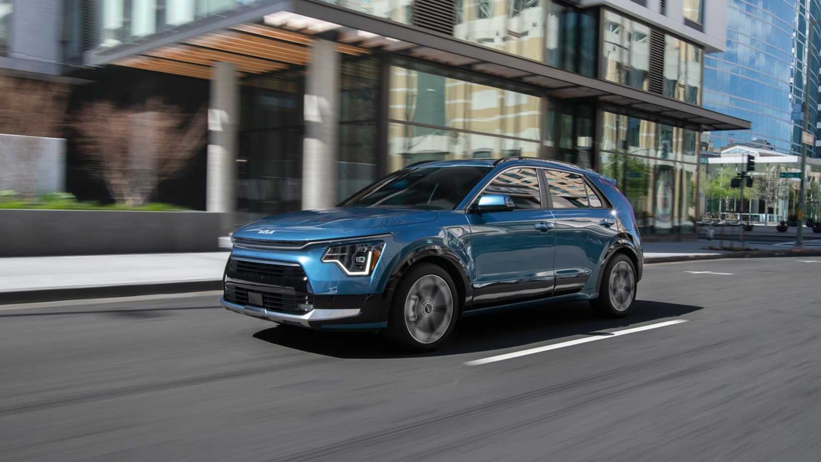 2023 Kia Niro PHEV Exterior Driving Down Road
