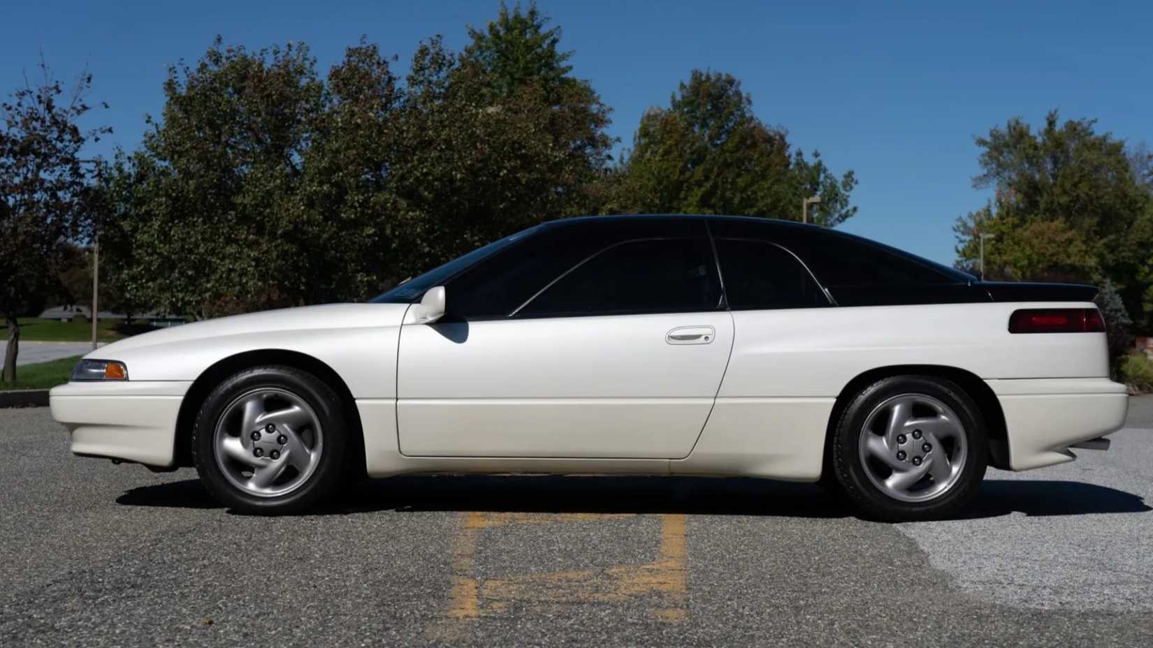 Branco 1992 Subaru SVX tiro lateral estacionado