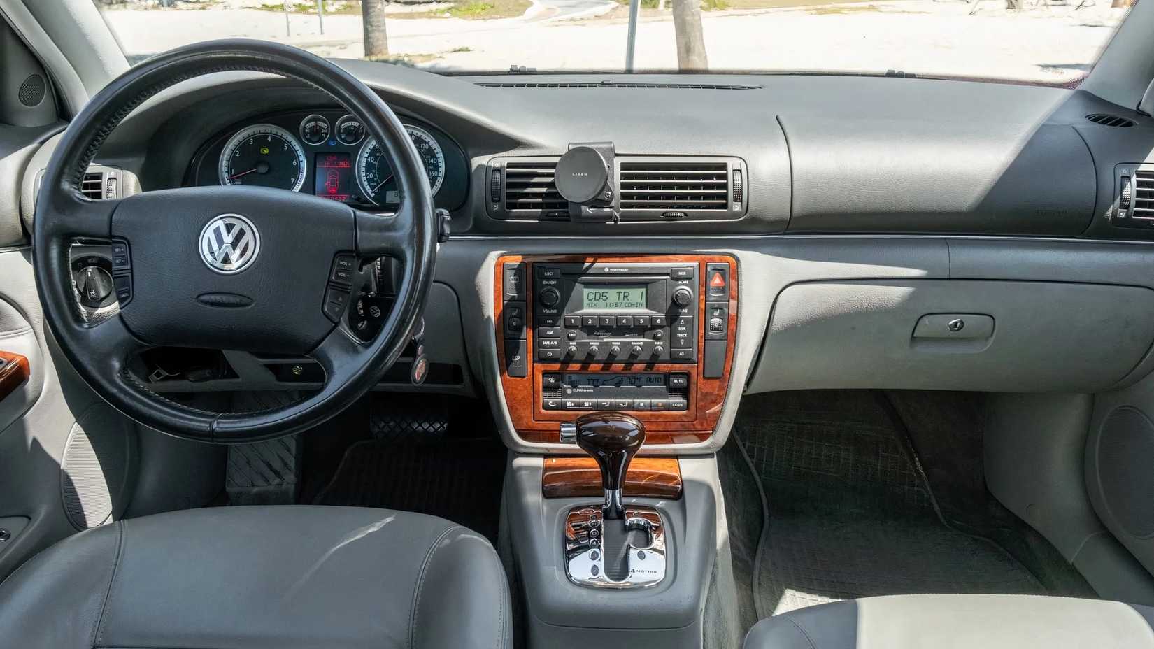 2003 Volkswagen Passat W8 Sedan dashboard