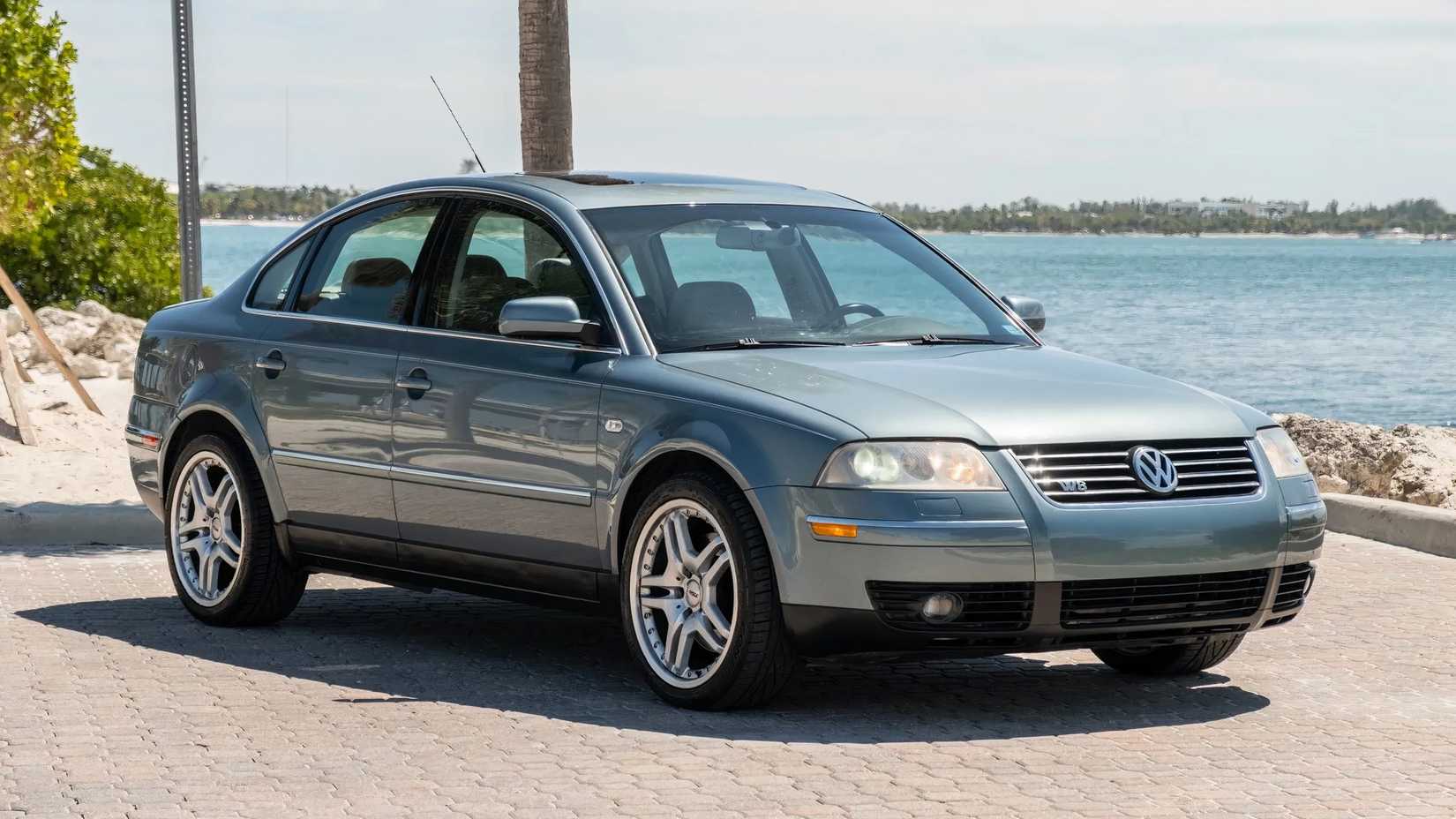 2003 Volkswagen Passat W8 Sedan front 3/4 exterior shot