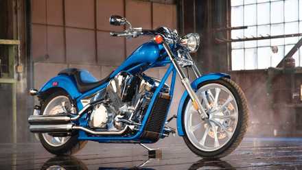 Foto de estúdio de um Honda Fury 2010 azul