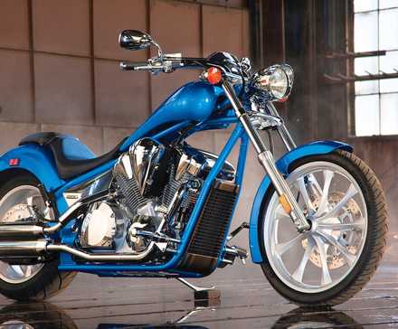 Foto de estúdio de um Honda Fury 2010 azul