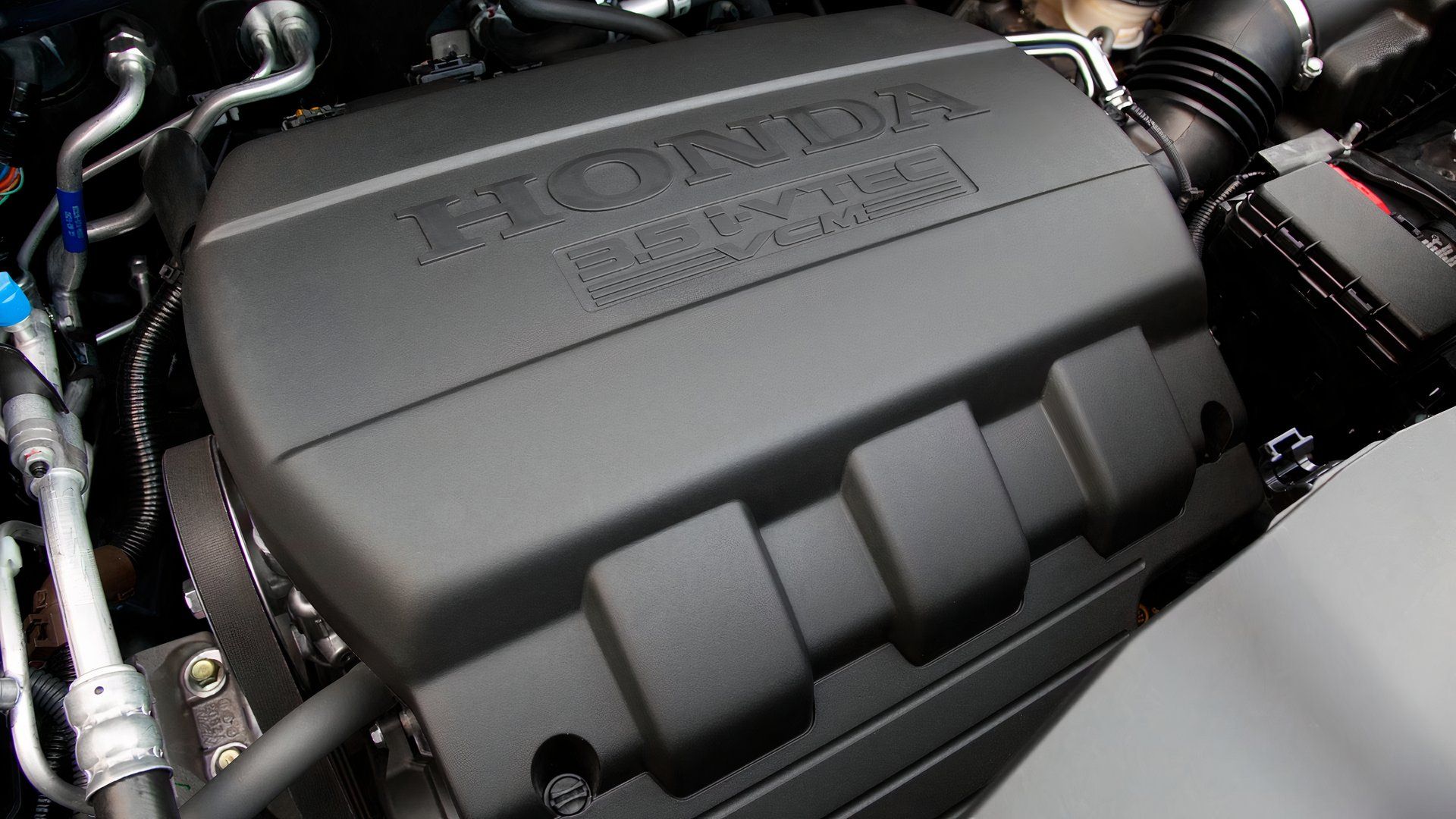 Close-up shot of the 2015 Honda Pilot engine