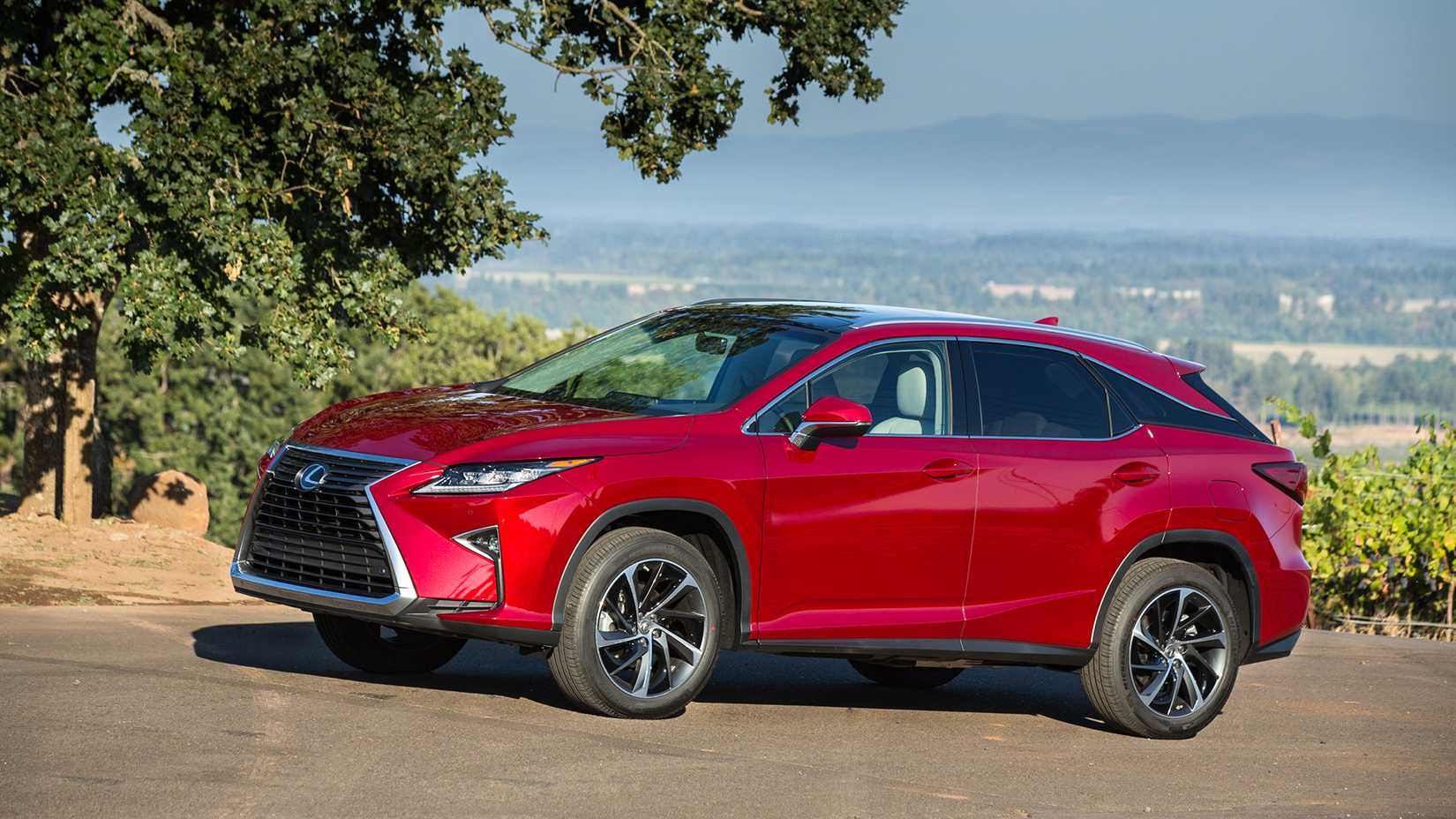 Tiro lateral do Lexus RX 350 2018 estacionado na estrada