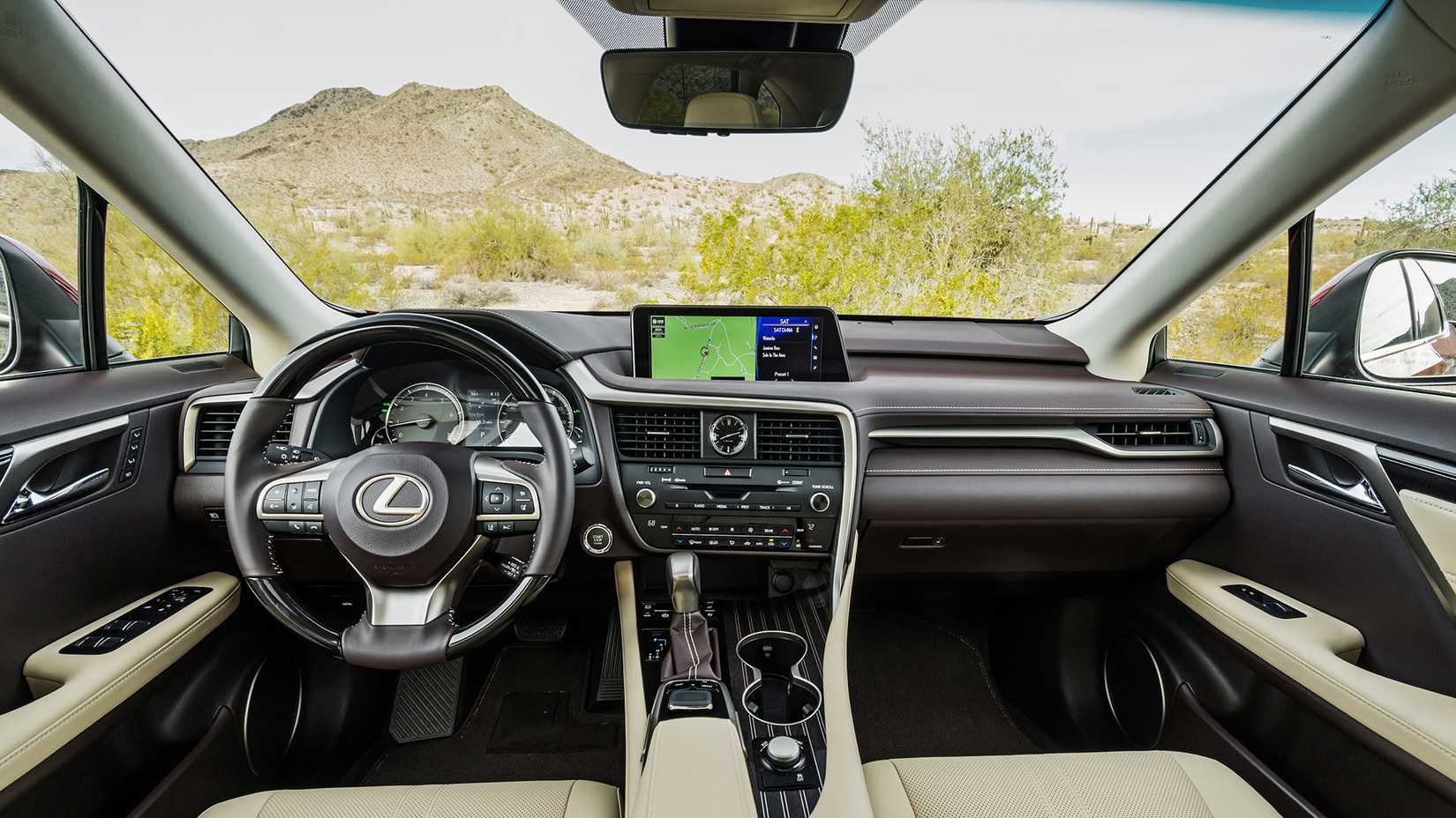 Foto do interior de um Lexus RX 350 2018 mostrando a cabine frontal