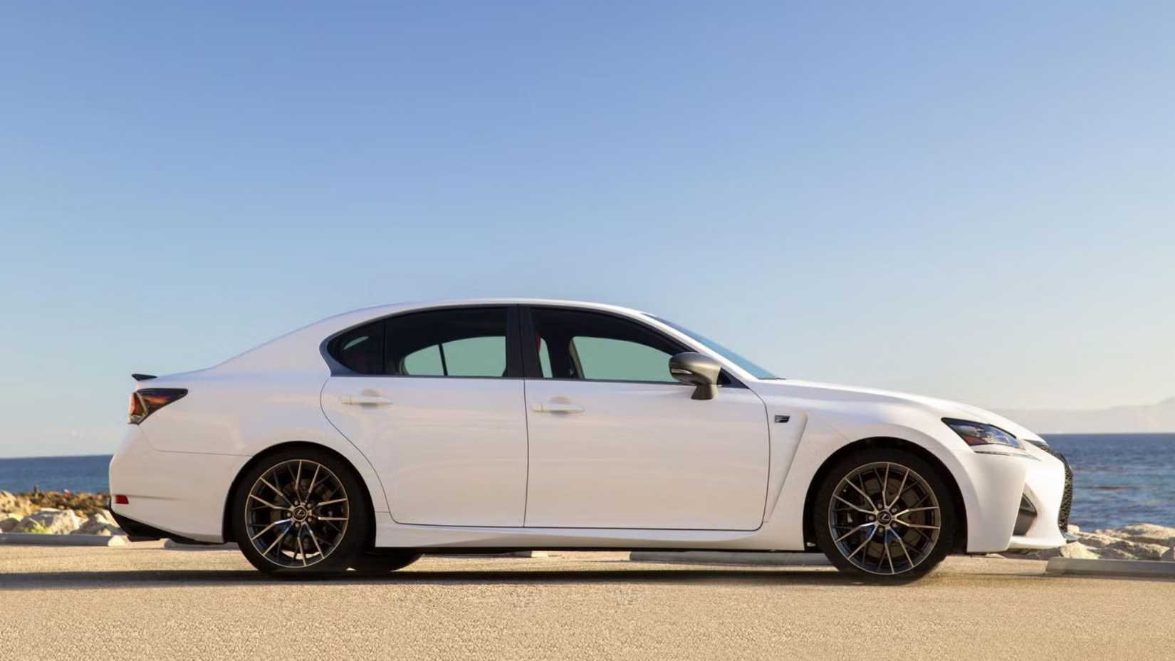 Tiro lateral do Lexus GS F Sport 2019 estacionado na estrada