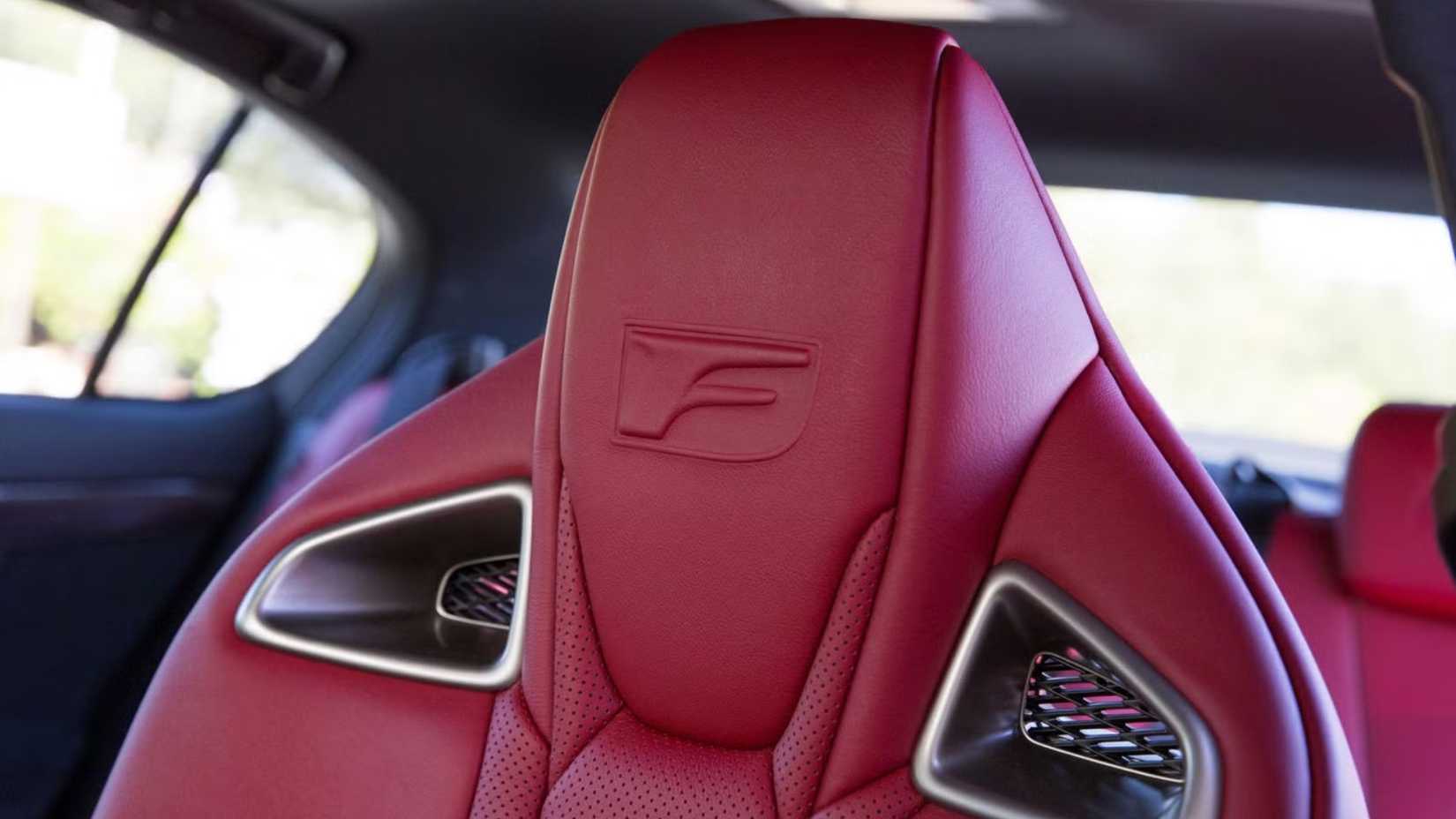Foto do interior do Lexus GS F Sport 2019 mostrando detalhes do banco dianteiro
