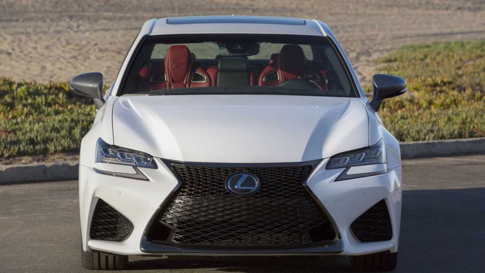 Tiro frontal do Lexus GS F Sport 2019 estacionado na pista