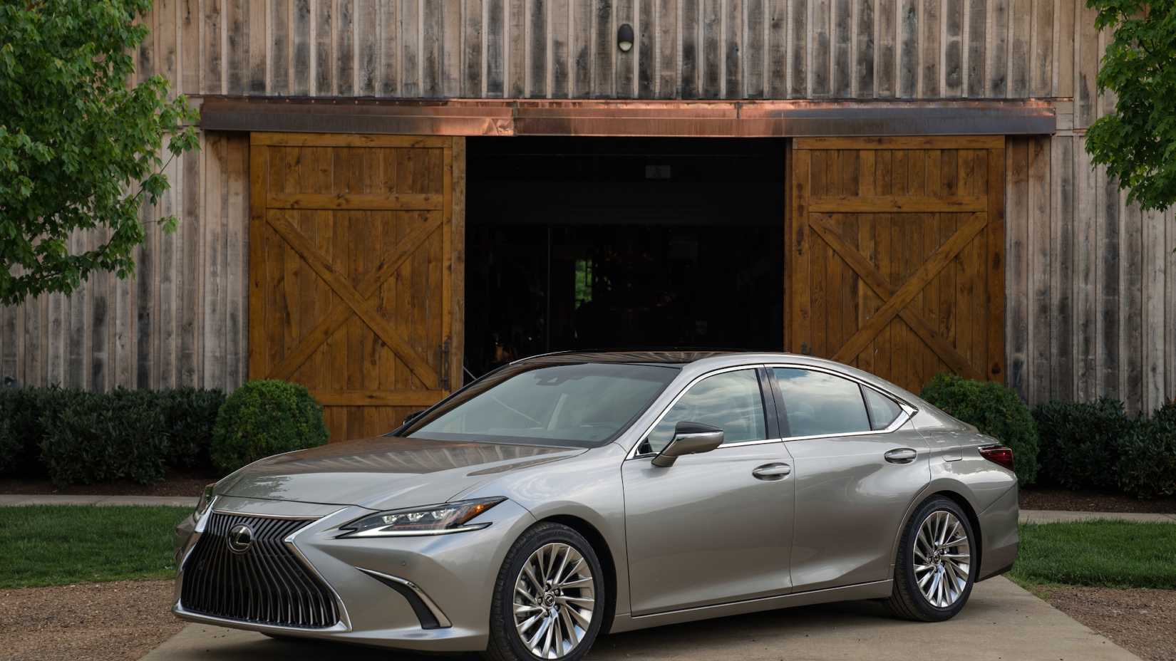 2020_Lexus_ES_300h_Exterior_01_83B3184A1DF4F8429DEBD52D8CD91AB5CB9726F2