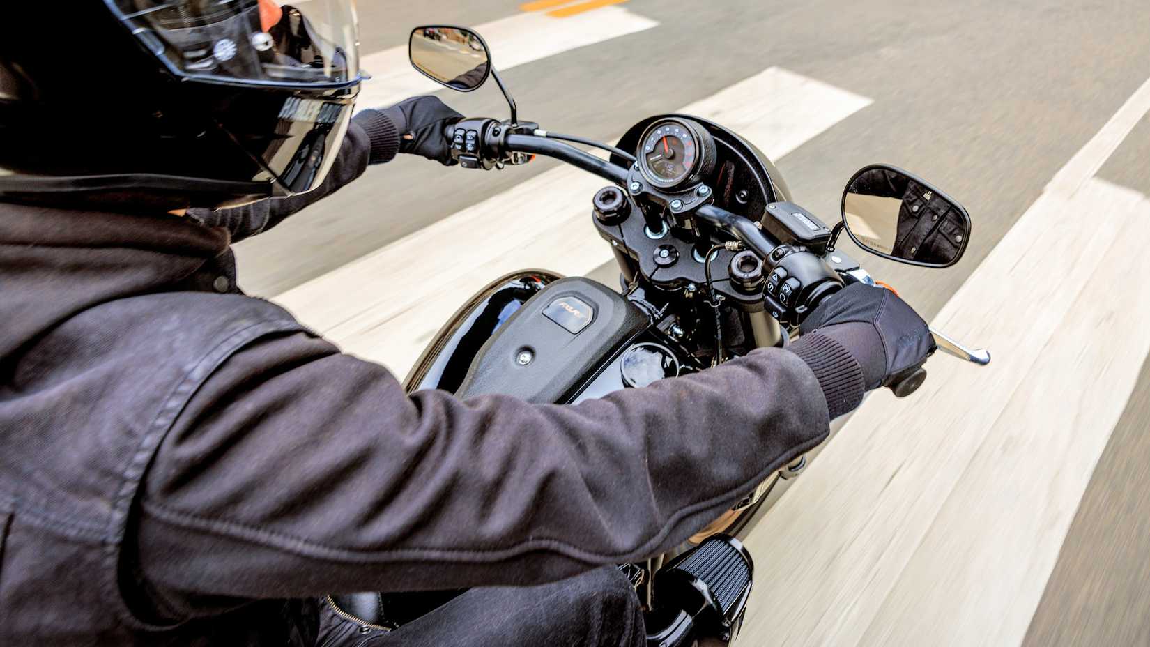 Piloto em ângulo Harley-Davidson Low Rider S 2022 vê detalhes em close