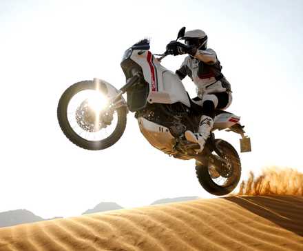 2023 Ducati DesertX saltando no deserto