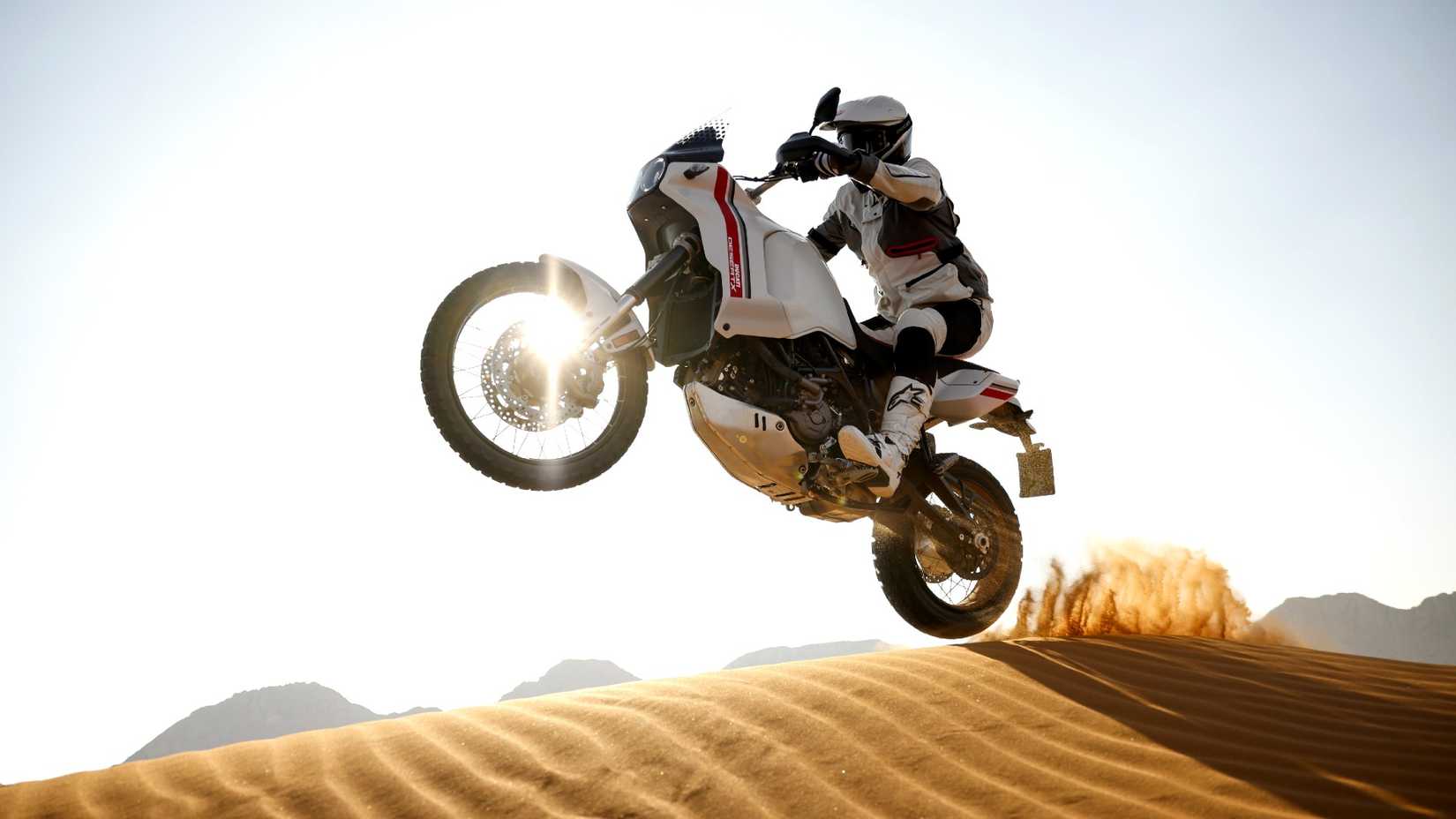 2023 Ducati DesertX saltando no deserto