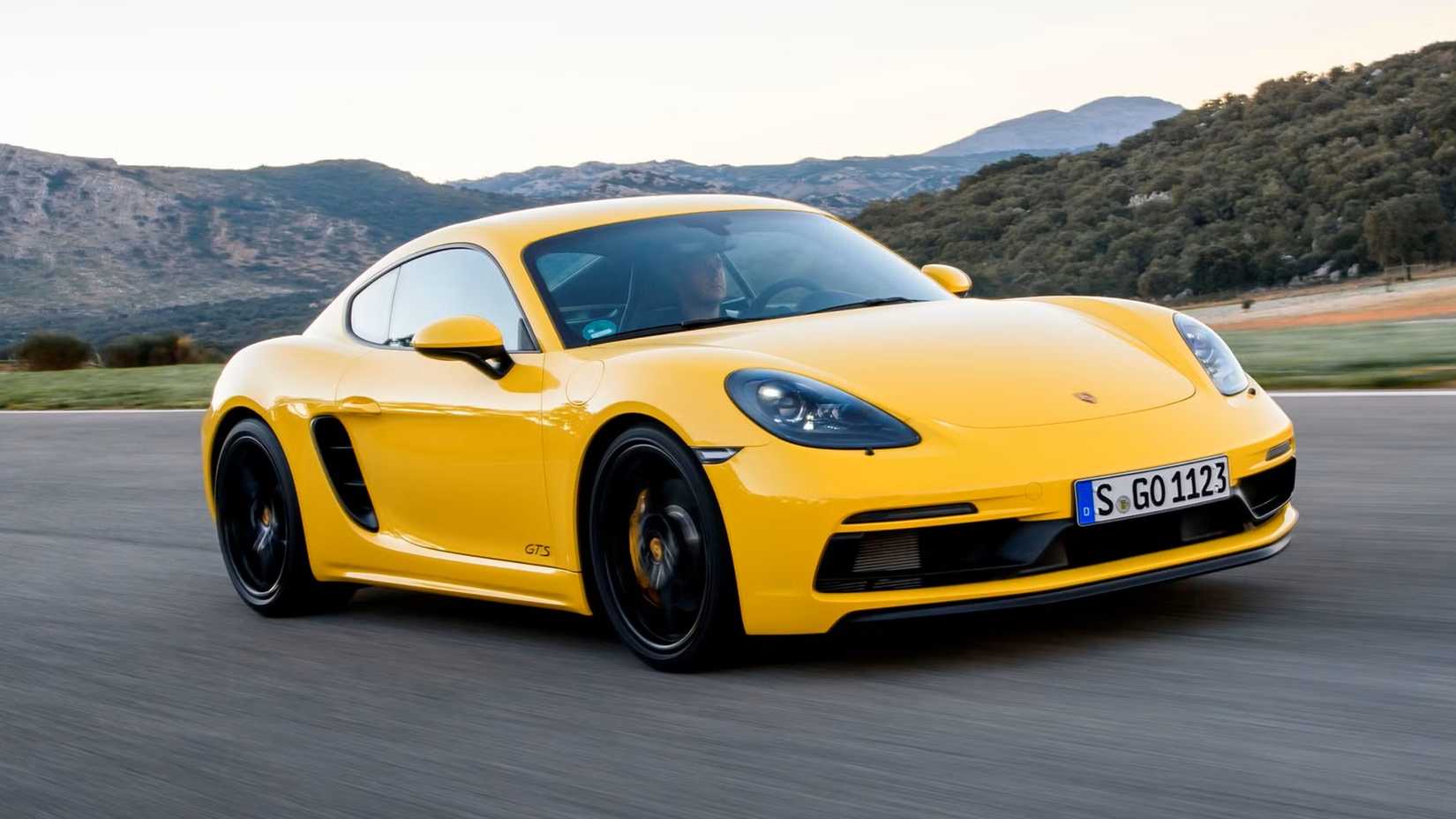 Porsche Cayman GTS-6 amarelo 2023
