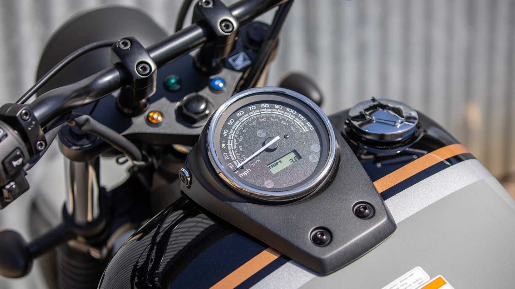 Close-up do painel de instrumentos Honda Shadow Phantom 2025