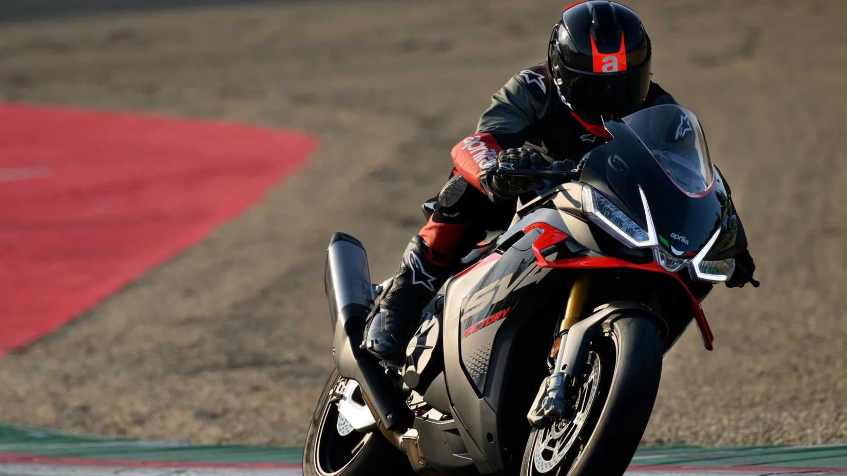 Uma foto de ação da Aprilia RSV4 Factory 2025 saindo de uma curva