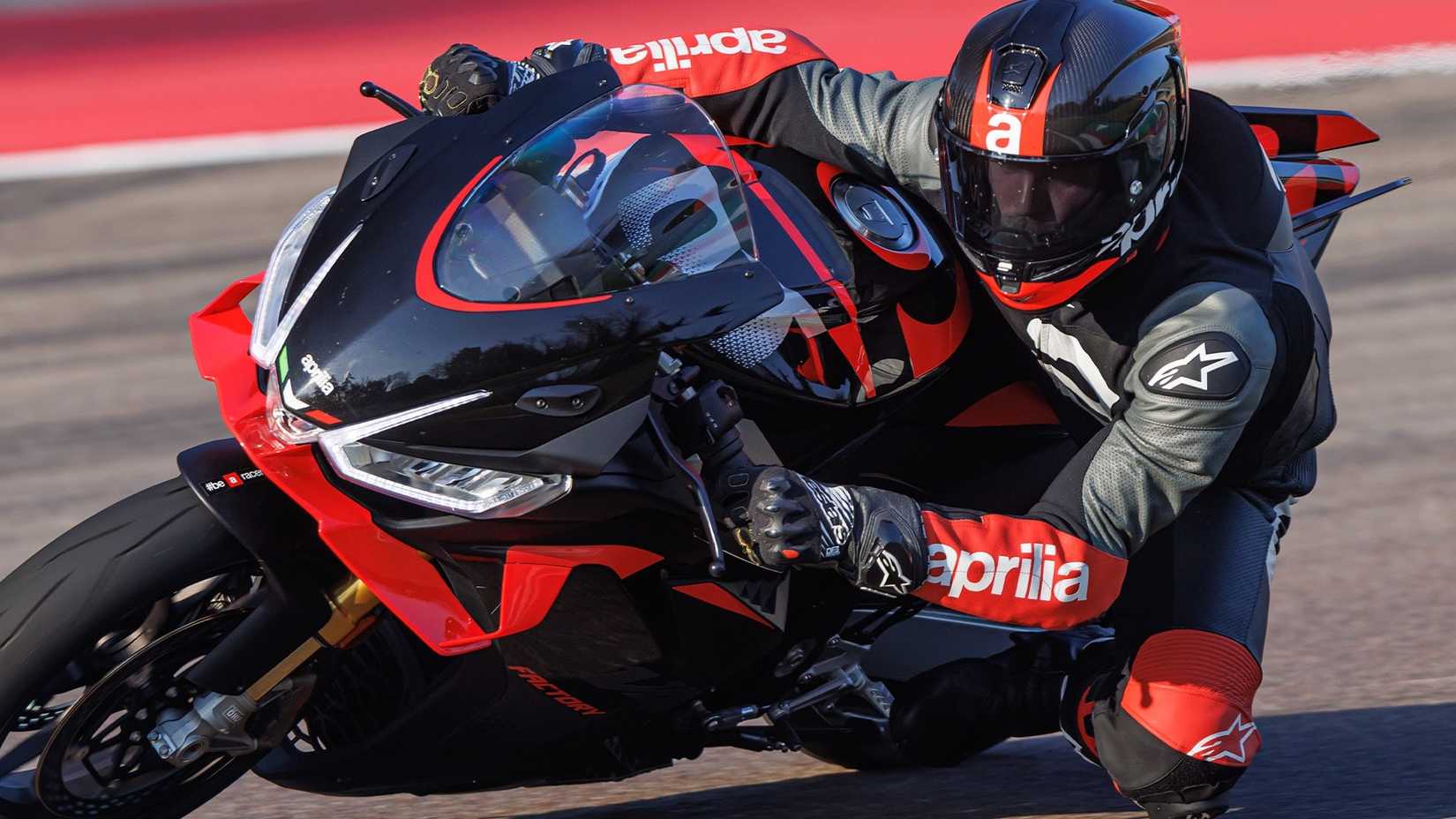 Uma foto de ação das curvas da Aprilia RSV4 Factory 2025
